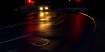 Jalan Kedung Cowek Surabaya: Jalur Mulus yang Isinya Pengendara dengan Etika Minus