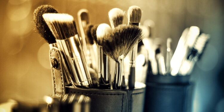 Nestapa MUA Spesialis Wisuda: Berangkat Subuh demi Menutup Mata Panda, Pulang Kena Tawar Harga yang Nggak Ngotak