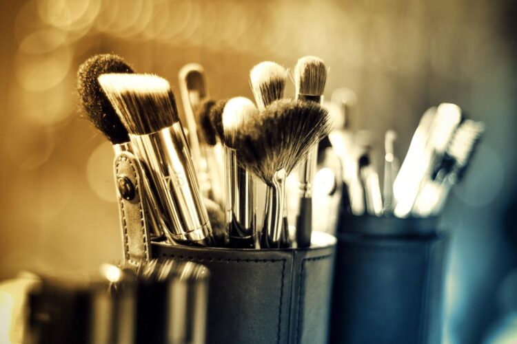 Nestapa MUA Spesialis Wisuda: Berangkat Subuh demi Menutup Mata Panda, Pulang Kena Tawar Harga yang Nggak Ngotak