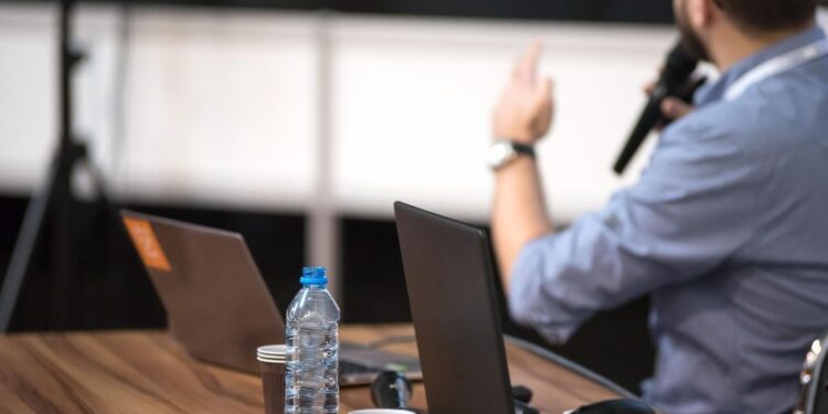 Tugas Presentasi di Kampus: Yang Presentasi Nggak Paham, yang Dengerin Lebih Nggak Paham