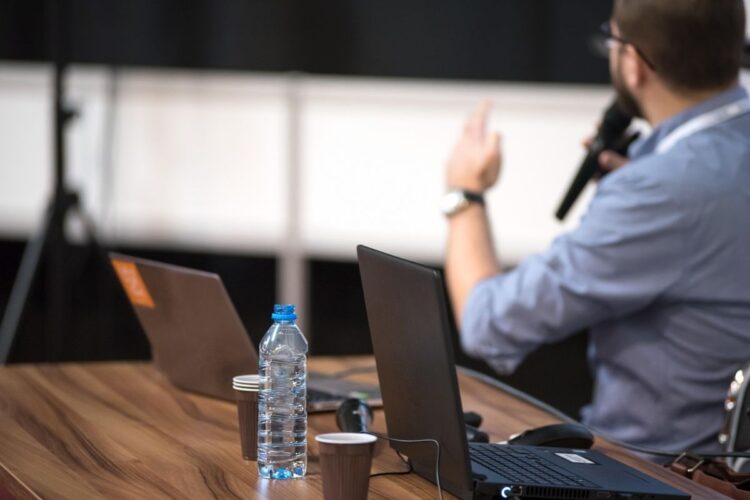 Tugas Presentasi di Kampus: Yang Presentasi Nggak Paham, yang Dengerin Lebih Nggak Paham