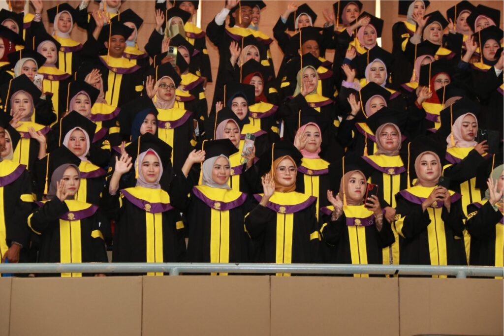 Mahasiswa Universitas Terbuka (UT) itu Ajaib. Sama-sama Punya Waktu 24 Jam Sehari, tapi Tetap Bisa Kuliah di Sela-sela Hidup