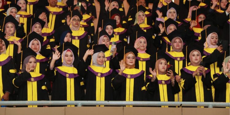 Mahasiswa Universitas Terbuka (UT) itu Ajaib. Sama-sama Punya Waktu 24 Jam Sehari, tapi Tetap Bisa Kuliah di Sela-sela Hidup