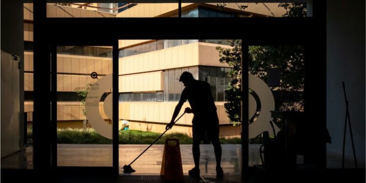 5 Cacat Pikir yang Orang Percayai tentang Cleaning Service, Pekerjaan yang Kerap Dipandang Sebelah Mata (Gil Ribeiro via Unsplash)