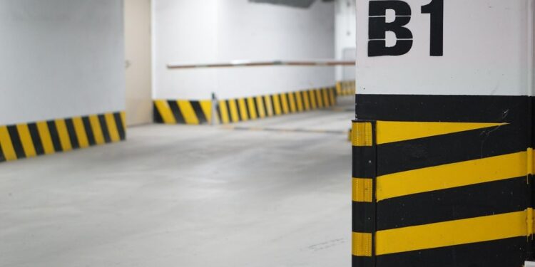 PTC Surabaya dan PCM Surabaya, 2 Mall di Surabaya yang Kompak Menganggap Pengguna Motor sebagai Anak Tiri