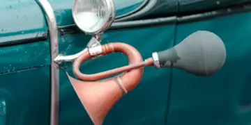 6 Waktu dan Cara yang Tepat Membunyikan Klakson di Jogja, Sebuah Panduan untuk Pengendara Luar Mojok.co