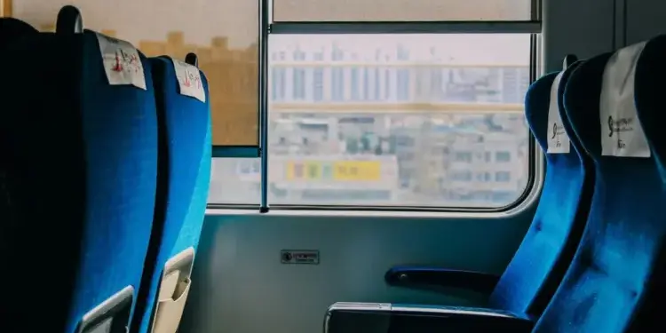 Aturan Kereta Api Bikin Bingung- Bule Tenggak Miras Dibiarkan (Unsplash)