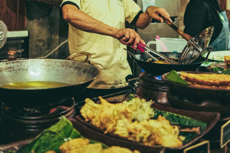 Es Teh Jumbo Cuan, tapi Jualan Gorengan Bikin Saya Bisa Kuliah (Unsplash)