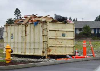 Piyungan Isinya CEO Pakai Sandal Jepit Bawa Karung Rongsokan (Unsplash)