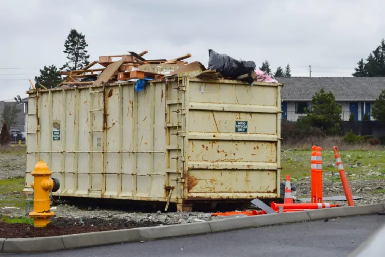 Piyungan Isinya CEO Pakai Sandal Jepit Bawa Karung Rongsokan (Unsplash)