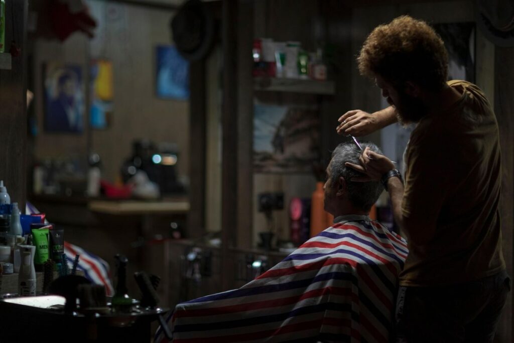 Di Sumenep, Tidak Terjadi Invasi Barbershop, Diinjak-injak Sama Pangkas Rambut Tradisional