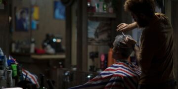 Di Sumenep, Tidak Terjadi Invasi Barbershop, Diinjak-injak Sama Pangkas Rambut Tradisional