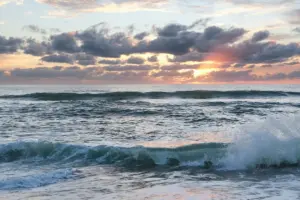 Pantai Watu Bale, Tempat Wisata Kebumen yang Cukup Sekali Saja Dikunjungi 
