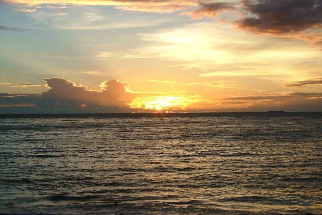 Pantai Padang Adalah Tempat Wisata yang Sempurna di Kota Padang Seandainya Nggak Ada Parkir Liar Mojok.co
