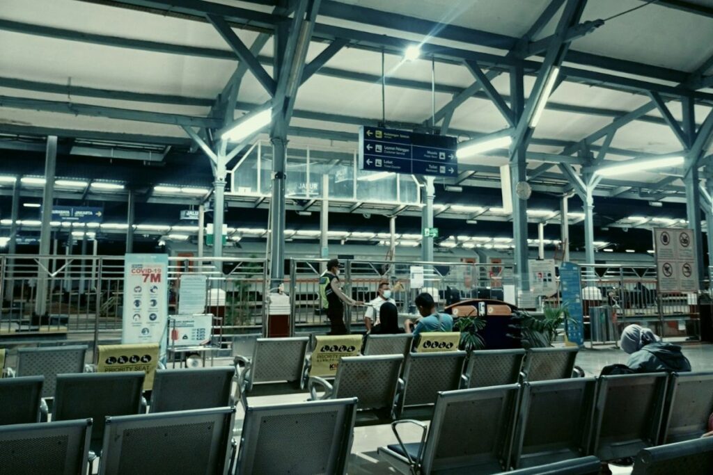 Siasat “Membunuh” Waktu Saat Kereta Api Berhenti Lama di Stasiun Cirebon Mojok.co