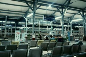 Siasat “Membunuh” Waktu Saat Kereta Api Berhenti Lama di Stasiun Cirebon