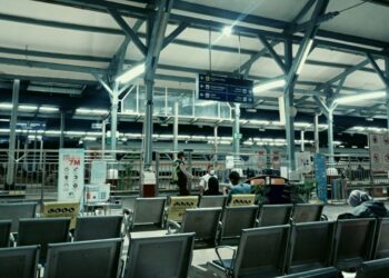 Siasat “Membunuh” Waktu Saat Kereta Api Berhenti Lama di Stasiun Cirebon Mojok.co