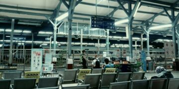 Siasat “Membunuh” Waktu Saat Kereta Api Berhenti Lama di Stasiun Cirebon Mojok.co