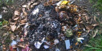 Tetangga yang Hobi Bakar Sampah Memang Pantas Dibenci, Sehari-hari Cuma Bikin Sesak Napas Mojok.co
