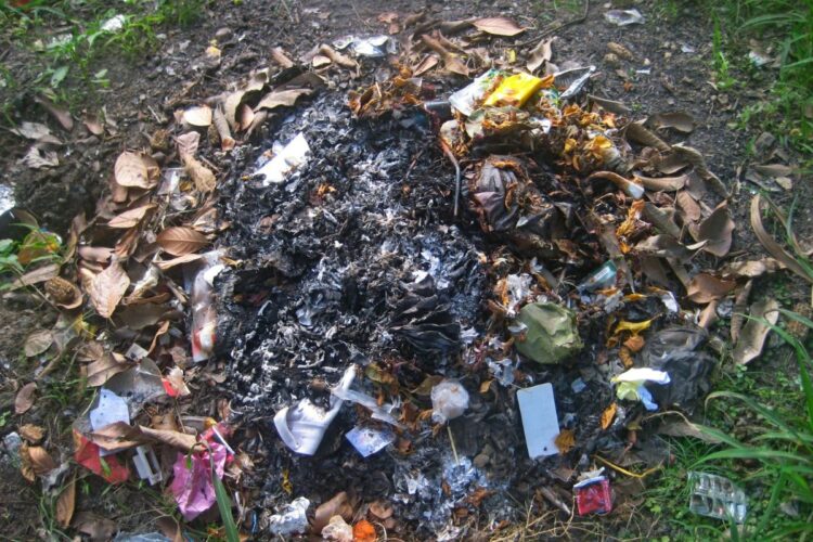 Tetangga yang Hobi Bakar Sampah Memang Pantas Dibenci, Sehari-hari Cuma Bikin Sesak Napas Mojok.co