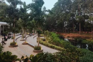 Tebet Eco Park Adalah Mahakarya yang Tercoreng Bau Sungai yang Tak Kunjung Dibenahi