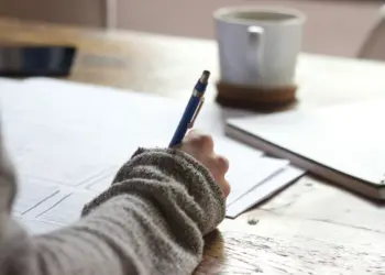 Jangan Sombong Saat Dapat PhD, Gelarmu Ada Jasa Banyak Orang di Baliknya Mojok.co