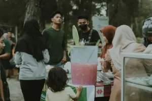 Cuan Jualan Takjil Memang Menggiurkan, tapi Cobaannya Nggak Kalah Besar