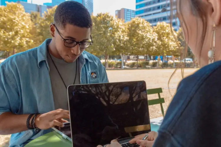 Gen Z Ogah Naik Jabatan, Mending Jadi Pekerja Biasa Aja, tapi Punya Hidup Lebih Tenang Mojok.co