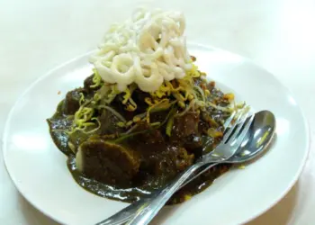 Rujak Cingur, Makanan Aneh Surabaya yang Paling Nggak Disarankan untuk Pendatang Mojok.co