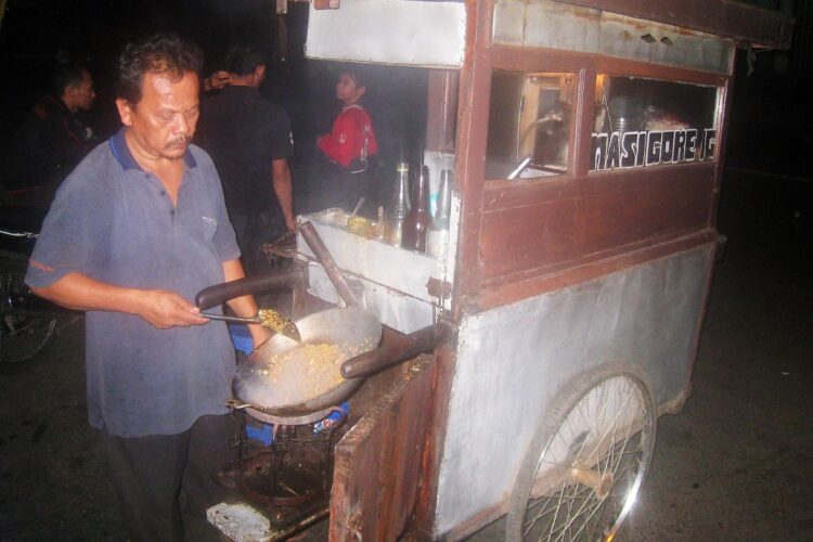Nasi Godog, Makanan Magelang yang Nggak Ramah di Lidah Pendatang, Tampilan dan Rasanya Absurd Mojok.co