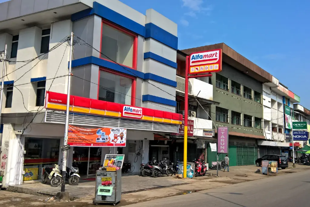 Alfamart Itu Terlalu Membosankan dan Sumpek, Butuh Kreativitas (Wikimedia Commons)