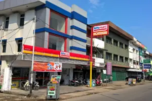 Alfamart Itu Terlalu Membosankan dan Sumpek, Kalau Punya Uang Tak Terbatas dan Boleh Saya Akan Ubah Alfamart Jadi “Ruang Singgah Urban”