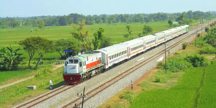 KA Sri Tanjung, Kereta Ekonomi Tempatnya Penumpang-penumpang “Aneh” Mojok.co