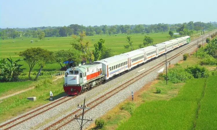 KA Sri Tanjung, Kereta Ekonomi Tempatnya Penumpang-penumpang “Aneh” Mojok.co