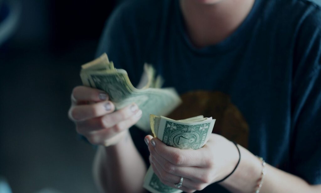 THR Ludes Sebelum Hari Raya Bukan Melulu Salahmu, Hidup Memang Lagi Susah Mojok.co