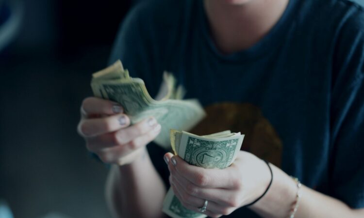 THR Ludes Sebelum Hari Raya Bukan Melulu Salahmu, Hidup Memang Lagi Susah Mojok.co