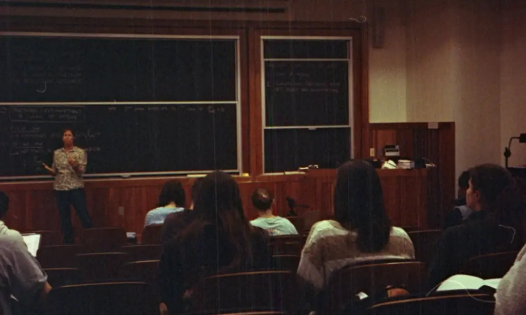 Dosen Muda Memang Asyik, tapi (Maaf) Saya Lebih Percaya Diajar Dosen Tua Mojok.co