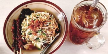 Lontong Balap Makanan Khas Surabaya Paling Normal, Pendatang Pasti Doyan Mojok.co