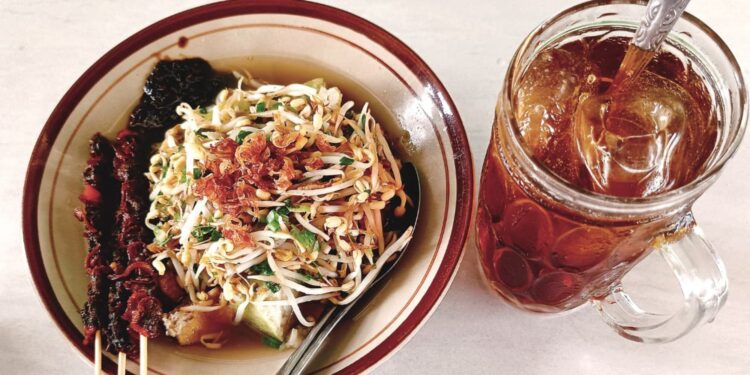 Lontong Balap Makanan Khas Surabaya Paling Normal, Pendatang Pasti Doyan Mojok.co