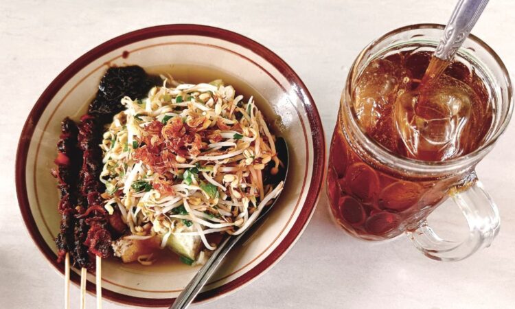 Lontong Balap Makanan Khas Surabaya Paling Normal, Pendatang Pasti Doyan Mojok.co