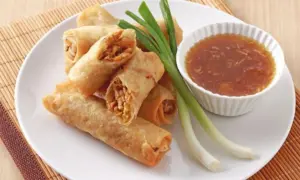 4 Tips Menikmati Lumpia Semarang Tanpa Terganggu Bau Pesing dari Rebungnya