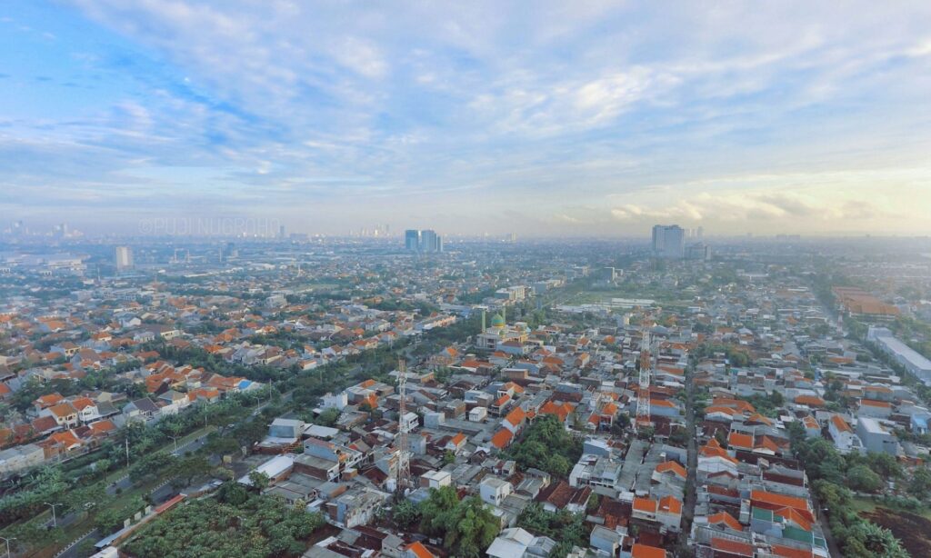 Lulus S2 dan Masih Dituntut Merantau ke Jakarta oleh Keluarga, padahal Peluang Jadi Akademisi di Surabaya Nggak Kalah Menarik Mojok.co