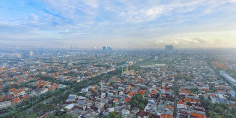 Lulus S2 dan Masih Dituntut Merantau ke Jakarta oleh Keluarga, padahal Peluang Jadi Akademisi di Surabaya Nggak Kalah Menarik Mojok.co