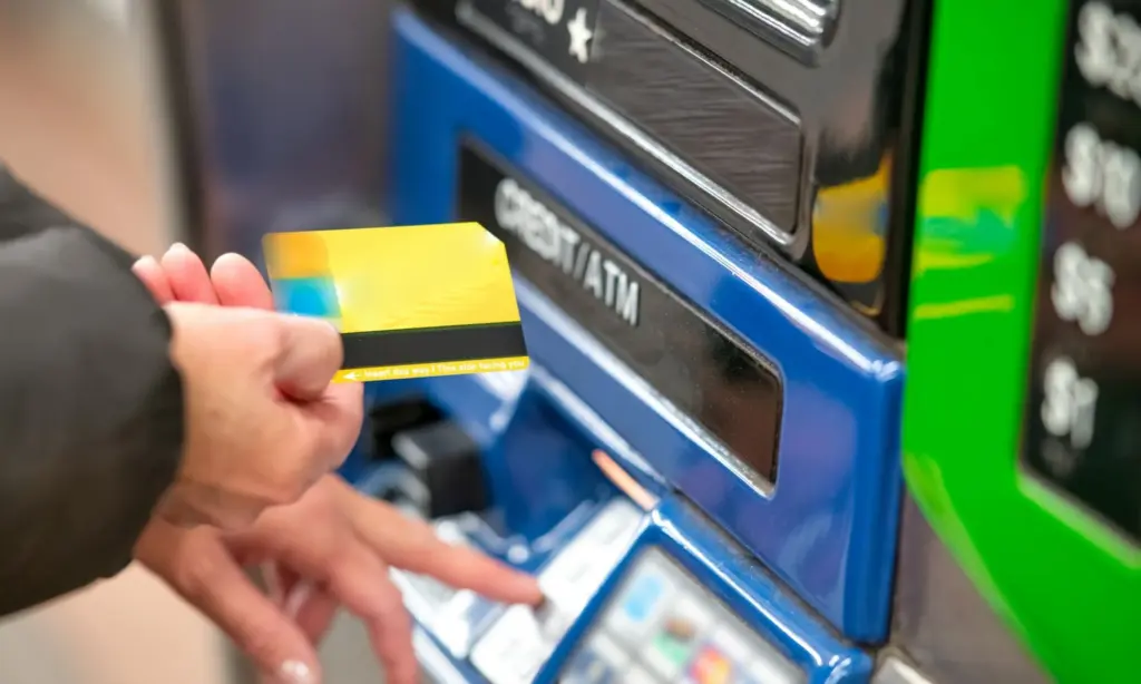 ATM Pecahan 20 Ribu Menyelamatkan Saya dari Biaya Jasa Tukar Uang Baru Pinggir Jalan yang Nggak Masuk Akal Mojok.co