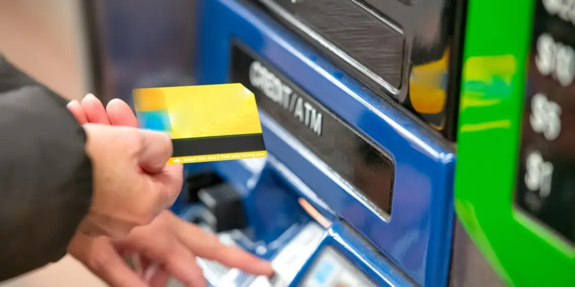 ATM Pecahan 20 Ribu Menyelamatkan Saya dari Biaya Jasa Tukar Uang Baru Pinggir Jalan yang Nggak Masuk Akal Mojok.co