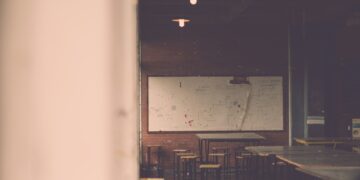 Bekerja Menjadi Akademisi di Surabaya Adalah Keputusan Bodoh, Kota Ini Cuma Enak untuk Kuliah Mojok.co