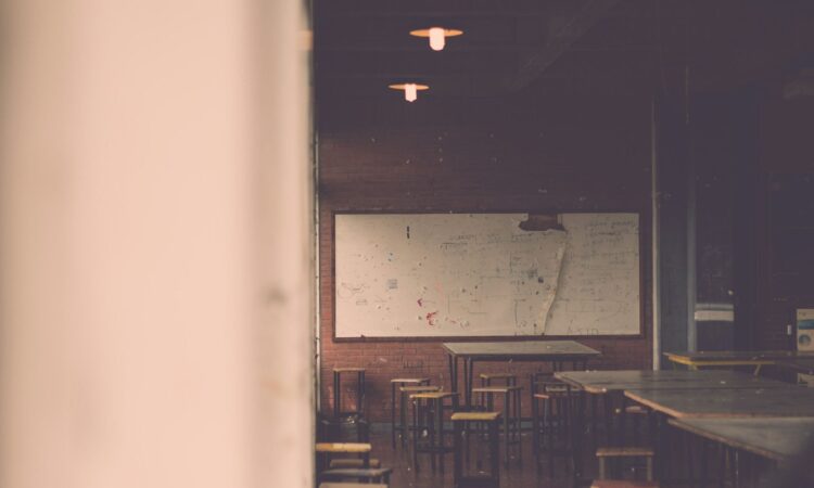 Bekerja Menjadi Akademisi di Surabaya Adalah Keputusan Bodoh, Kota Ini Cuma Enak untuk Kuliah Mojok.co