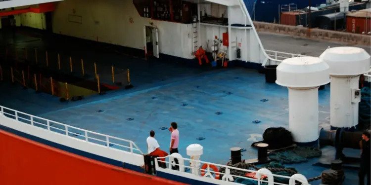 Siasat Melewati 31 Jam di “Neraka” Bernama Kapal Kelas Ekonomi Surabaya-Makassar Mojok.co