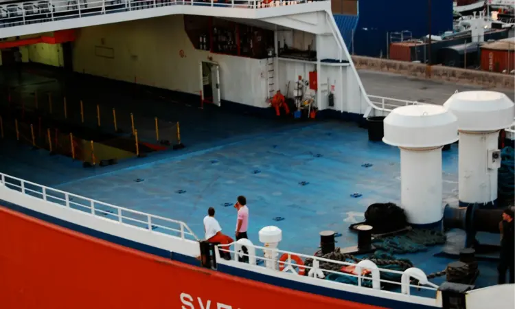 Siasat Melewati 31 Jam di “Neraka” Bernama Kapal Kelas Ekonomi Surabaya-Makassar Mojok.co