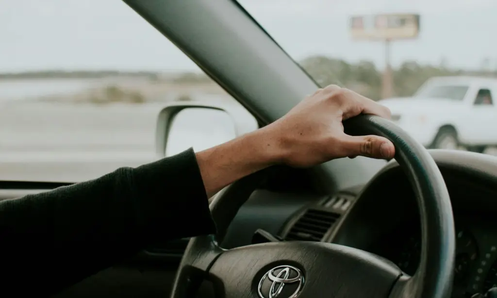 Bertahan dengan Innova Reborn Jadul daripada Ganti Innova Zenix karena Terlalu Canggih untuk Orang Kabupaten seperti Saya Mojok.co